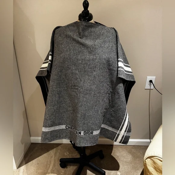 DIOR wool gray Tweed Cape Poncho Pre-Fall 2017 - Picture 5 of 16